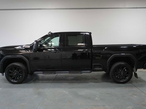 Used 2024 GMC Sierra 2500 AT4 image 3