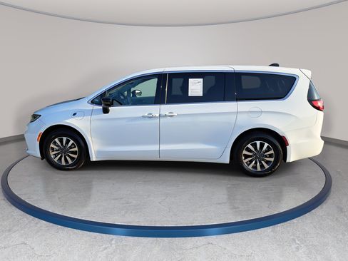 Used 2024 Chrysler Pacifica Limited FWD image 8