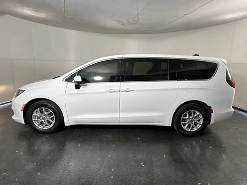 Used 2023 Chrysler Voyager LX FWD image 5