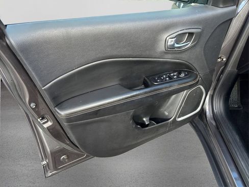 Used 2019 Jeep Compass Latitude image 21