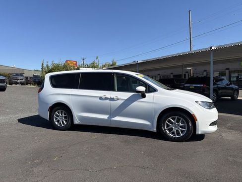 Used 2022 Chrysler Voyager LX FWD image 7