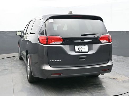 Used 2023 Chrysler Voyager LX FWD image 4