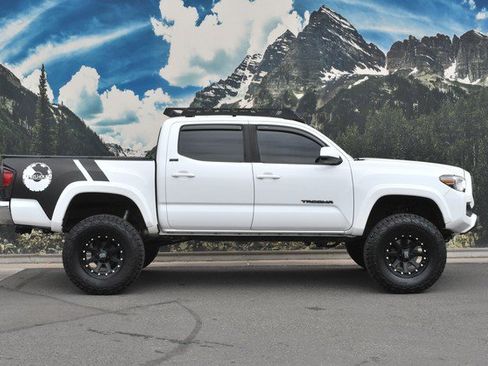 Used 2019 Toyota Tacoma SR5 AWD/4WD image 2