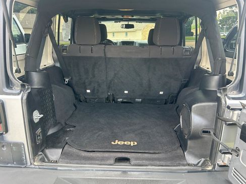 Used 2013 Jeep Wrangler Unlimited Sahara w/ Connectivity Group AWD/4WD image 9