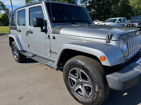 Used 2016 Jeep Wrangler Unlimited Sahara AWD/4WD image 12