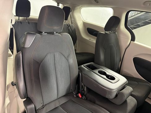 Used 2017 Chrysler Pacifica LX FWD image 23