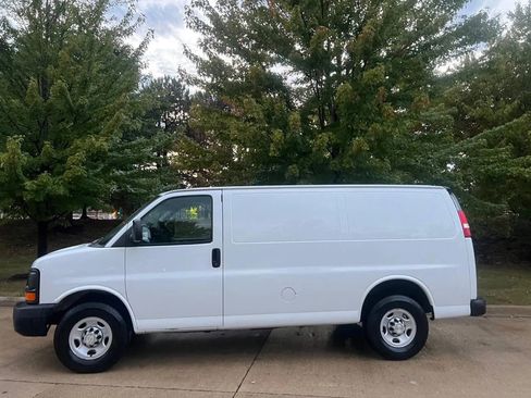 Used 2015 Chevrolet Express 2500 image 4