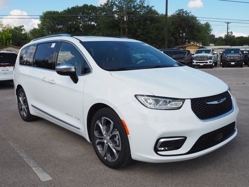 New 2026 Chrysler Pacifica Pinnacle image 4