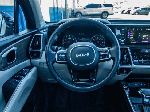 Used 2022 Kia Sorento EX w/ Panoramic Sunroof Package FWD image 23