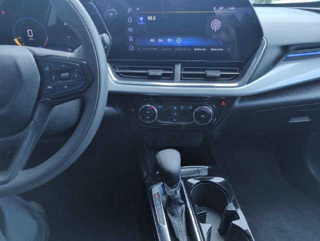 Used 2025 Chevrolet Trax LT FWD image 18