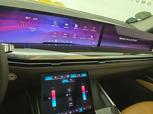 Certified 2025 Cadillac Escalade Premium Luxury w/ LPO, Floor Liner Package AWD/4WD image 24