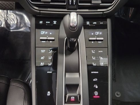 Certified 2026 Porsche Macan AWD/4WD image 23