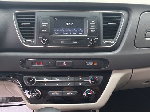 Used 2018 Kia Sedona L FWD image 29