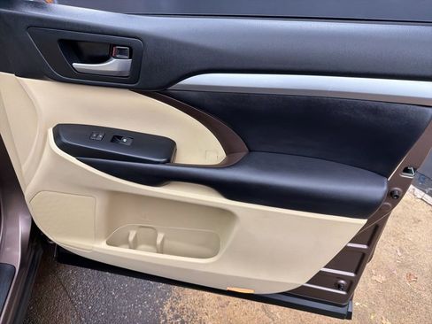 Used 2017 Toyota Highlander XLE image 28