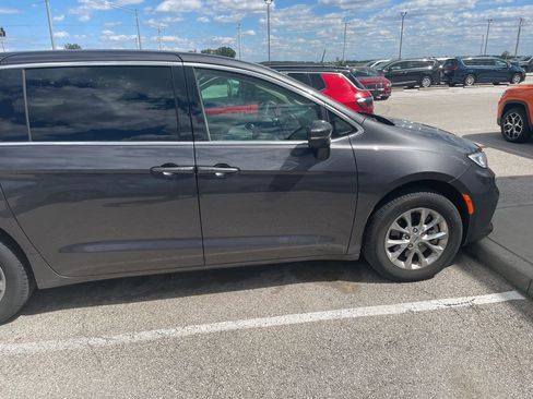 Used 2023 Chrysler Pacifica Touring-L AWD/4WD image 15