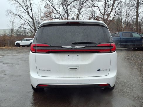 Used 2025 Chrysler Pacifica Select image 6