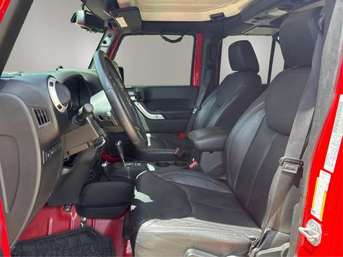 Used 2016 Jeep Wrangler Unlimited Rubicon w/ Connectivity Group AWD/4WD image 9
