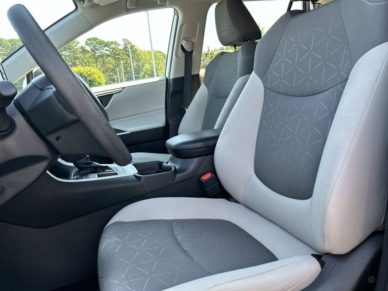 Used 2020 Toyota RAV4 XLE FWD image 19