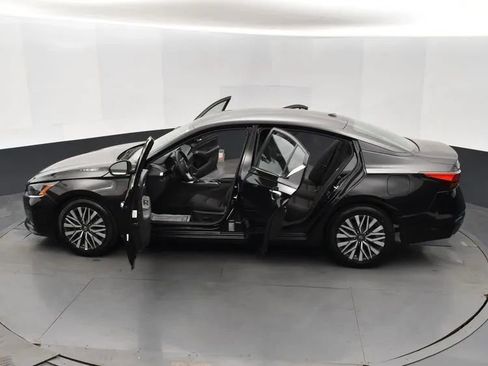 Used 2024 Nissan Altima 2.5 SV image 7