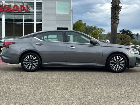 Used 2024 Nissan Altima 2.5 SV image 3