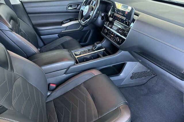 Used 2023 Nissan Pathfinder Platinum w/ Cargo Package AWD/4WD image 17