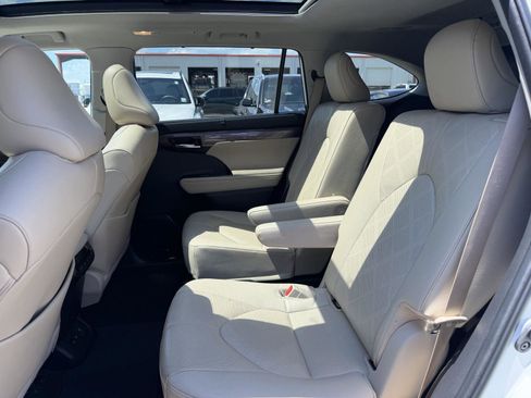 Used 2023 Toyota Highlander Platinum FWD image 17