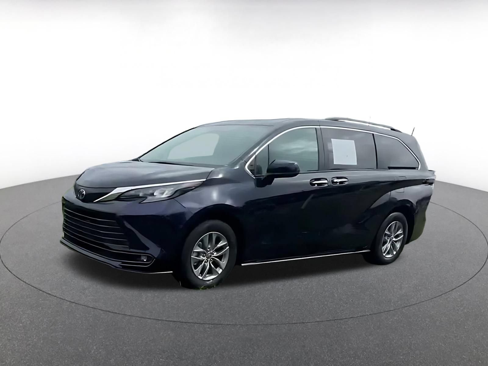 Used 2025 Toyota Sienna XLE FWD image 8