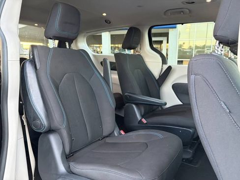 Used 2021 Chrysler Pacifica Touring w/ Cold Weather Group FWD image 31