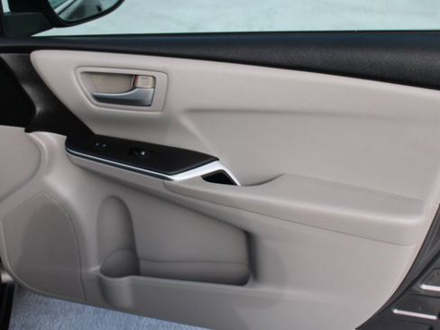 Used 2016 Toyota Camry LE image 18