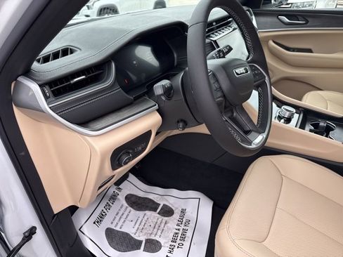 New 2025 Jeep Grand Cherokee Limited image 17