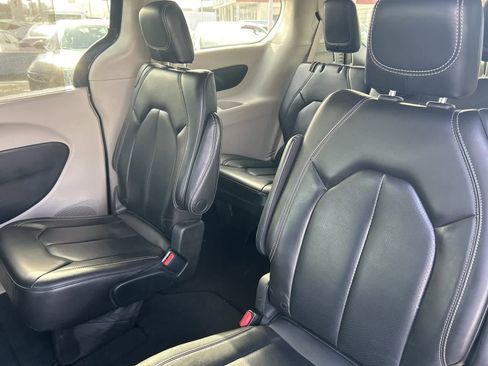 Used 2023 Chrysler Pacifica Touring-L image 16