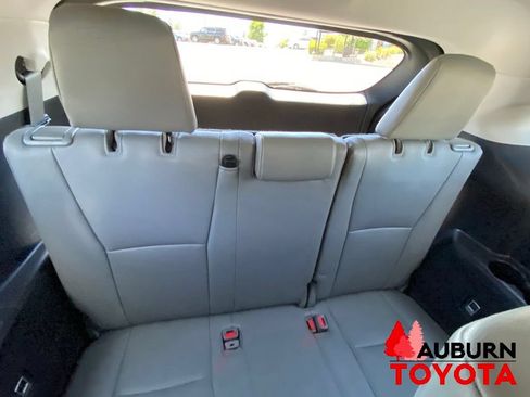 Used 2022 Toyota Highlander XLE AWD/4WD image 23