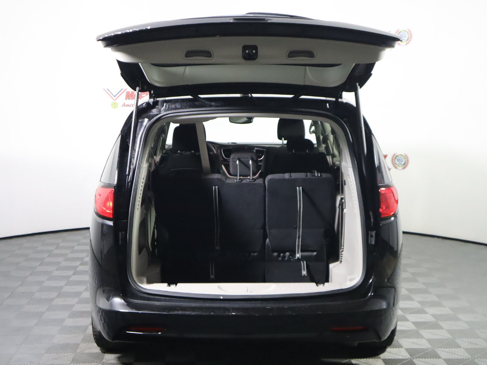 Used 2024 Chrysler Voyager LX FWD image 8