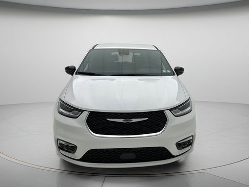 Used 2025 Chrysler Pacifica Select FWD image 2