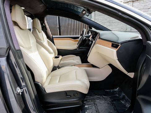 Used 2019 Tesla Model X 75D image 37