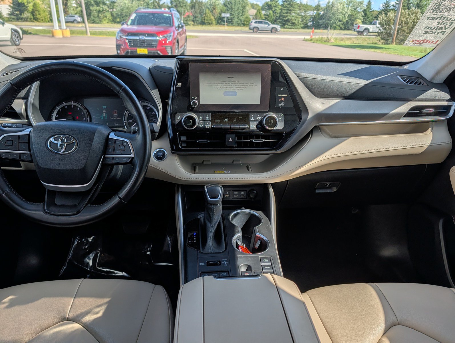 Used 2023 Toyota Highlander XLE AWD/4WD image 10
