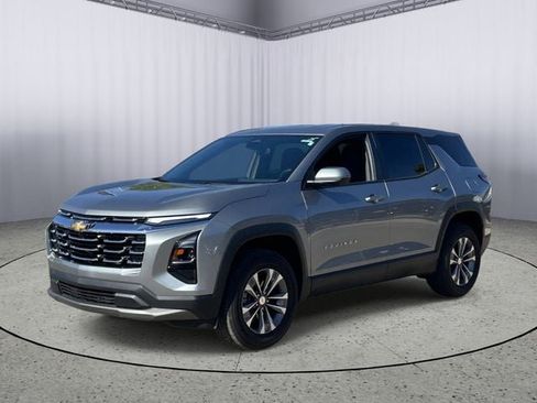 Used 2025 Chevrolet Equinox LT FWD image 2