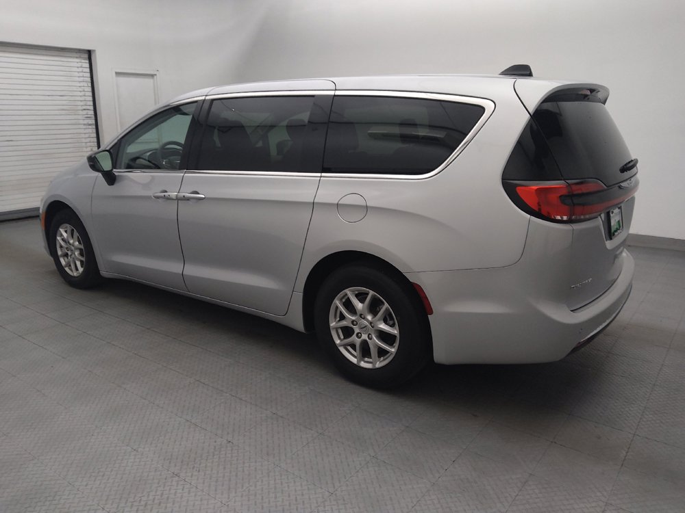 Used 2024 Chrysler Pacifica Touring-L FWD image 3