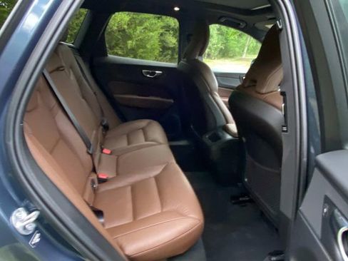 Used 2022 Volvo XC60 B5 Momentum AWD/4WD image 33