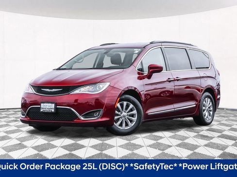 Used 2017 Chrysler Pacifica Touring-L image 2