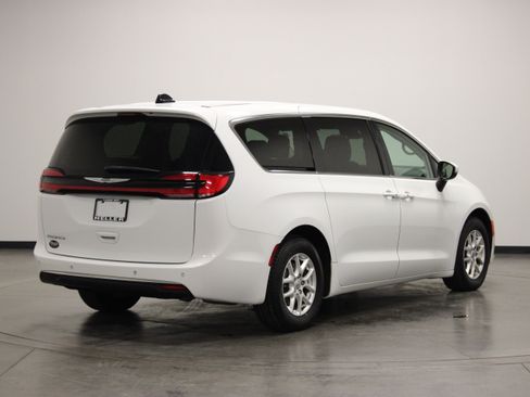 Used 2023 Chrysler Pacifica Touring-L FWD image 8
