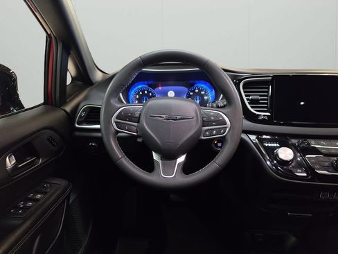 Used 2025 Chrysler Pacifica Select FWD image 18