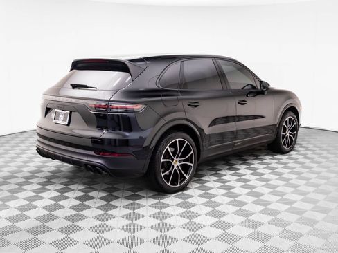 Certified 2023 Porsche Cayenne Platinum Edition image 8