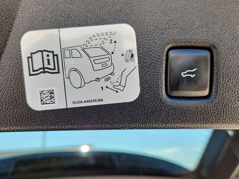 Used 2020 Ford Escape Titanium image 8