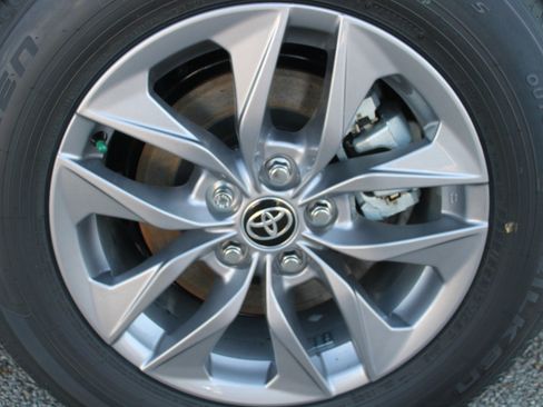 Used 2025 Toyota Sienna LE image 9