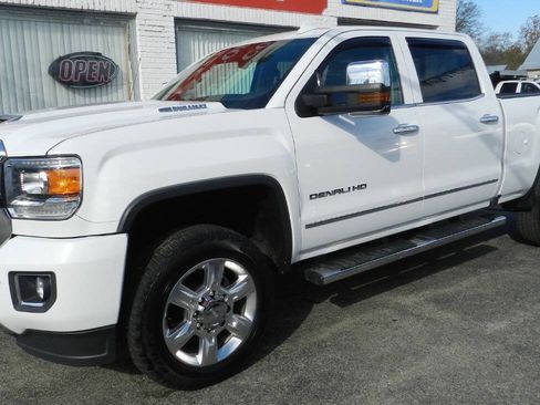 Used 2017 GMC Sierra 2500 Denali w/ Duramax Plus Package AWD/4WD image 3