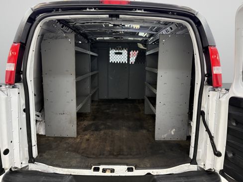 Used 2023 GMC Savana 2500 w/ Driver Convenience Package image 8