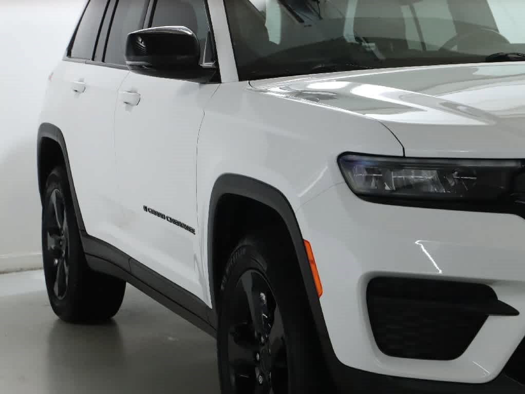 Used 2023 Jeep Grand Cherokee Altitude AWD/4WD image 8