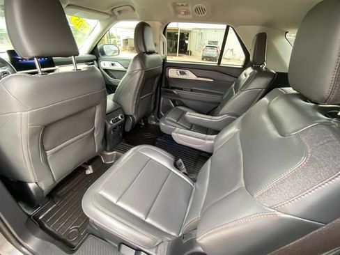 Used 2025 Ford Explorer Active w/ Active Comfort Package RWD image 14