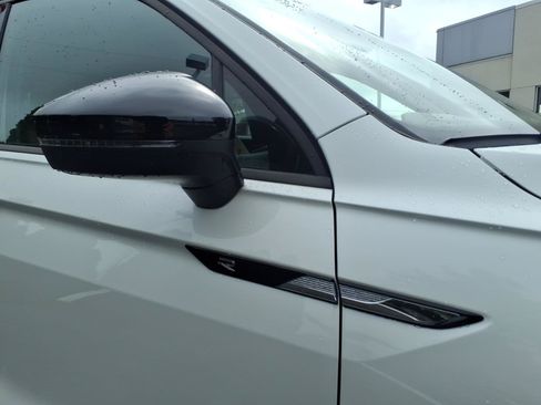 Certified 2023 Volkswagen Tiguan SE R-Line AWD/4WD image 8